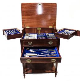 689 - CUBERTERÍA CON MUEBLE CUBERTERO