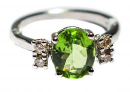 95 - ANILLO CON OLIVINA Y BRILLANTES