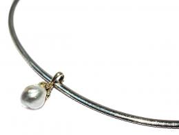 141 - COLLAR LARGO SEMIRÍGIDO CON PERLA GRIS BARROCA
