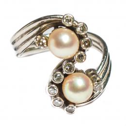 100 - ANILLO DE PPS. S. XX CON PERLAS Y DIAMANTES