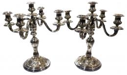 925 - PAREJA DE CANDELABROS EN METAL