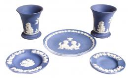 670 - LOTE DE CINCO PIEZAS EN BISCUIT "WEGDWOOD"