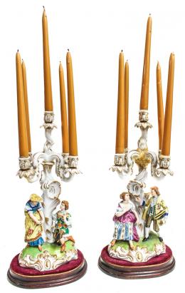 558 - PAREJA DE CANDELABROS EN PORCELANA ALEMANA