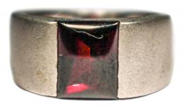 62 - ANILLO CON GRANATE