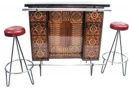 377 - MUEBLE BAR CON TABURETES