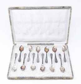 926 - CONJUNTO 12 CUCHARITAS EN METAL PLATEADO