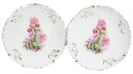 560 - PAREJA DE PLATOS EN DECORATIVOS PPS. S. XX