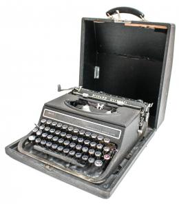 1026 - MÁQUINA DE ESCRIBIR