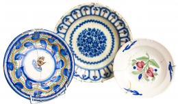 531 - TRES PLATOS EN CERÁMICA DE MANISES