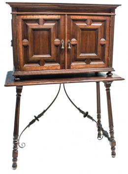 382 - MUEBLE CUBERTERO CON CUBERTERÍA