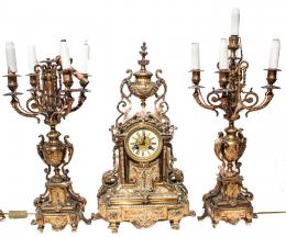 825 - RELOJ CON GUARNICIÓN FRANCÉS