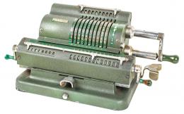 943 - MAQUINA CALCULADORA "MINERVA"