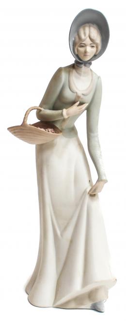 623 - FIGURA  "MUCHACHA CON CESTO DE ROSAS"