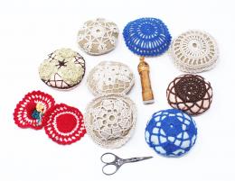 1368 - PEQUEÑAS ALMOHADILLAS PARA AGUJAS Y PEQUEÑAS TIJERAS