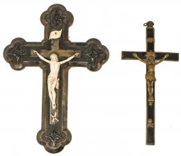 1109 - DOS CRUCIFIJOS DE MARFIL Y METAL