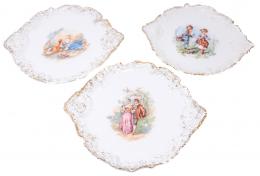 728 - TRES PLATOS DE PORCELANA DE PRINCIPIOS DE S. XX