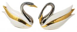 568 - PAREJA CISNES PORCELANA