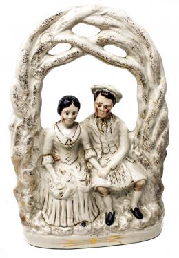 452 - "PAREJA DE PERSONAJES SENTADOS" EN CERÁMICA STAFFORD