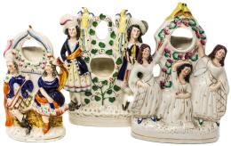 548 - TRES FIGURAS PORTA RELOJ EN LOZA STAFFORD