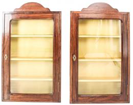 325 - DOS PEQUEÑAS VITRINAS DE PARED