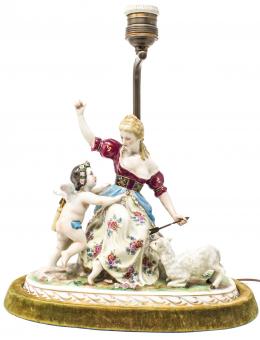 202 - LAMPARA DE SOBREMESA EN PORCELANA