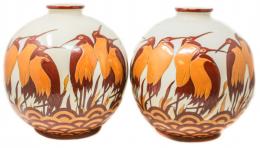 565 - PAREJA DE JARRONES DE PORCELANA