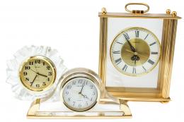 822 - TRES RELOJES DE SOBREMESA "SEUKO"