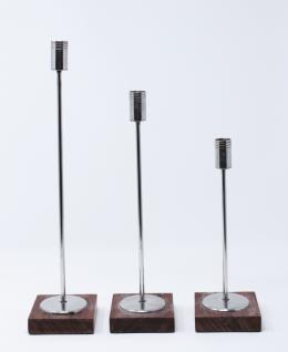 964 - TRES CANDELEROS EN METAL