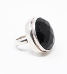 106 - ANILLO CON OPALINA NEGRA