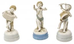 464 - TRES ANGELITOS EN PORCELANA