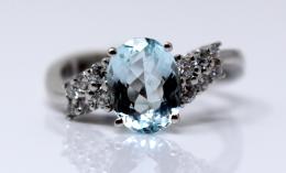 74 - ANILLO CON AGUAMARINA Y BRILLANTES