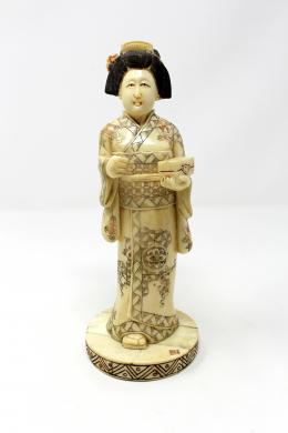423 - FIGURA EN HUESO