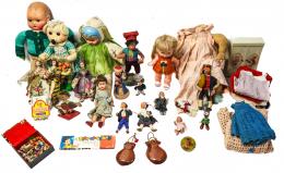 240 - GRAN LOTE DE MUÑECAS Y VESTIDOS