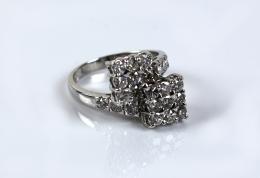77 - ANILLO CON BRILLANTES