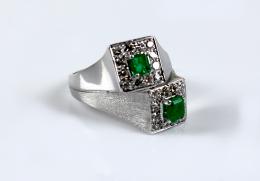 80 - ANILLO CON DOBLE ROSETÓN CON ESMERALDAS Y BRILLANTES