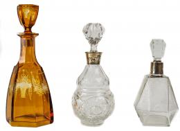 71 - TRES BOTELLAS LICORERAS EN CRISTAL