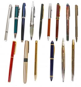 354 - GRAN LOTE DE PLUMAS Y BOLIGRAFOs