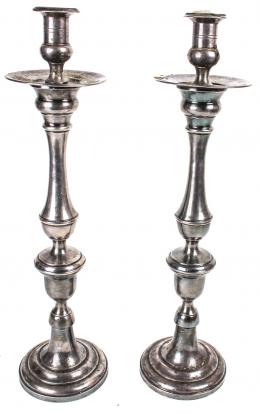 1555 - PAREJA CANDELEROS METAL PLATEADO