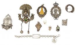 1024 - LOTE DE BROCHES Y COLGANTES DE PPS. DEL S.XX