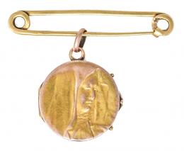 55 - BROCHE CON MEDALLA DE PPS. DEL S.XX