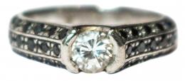 111 - ANILLO SOLITARIO CON DIAMANTES NEGROS