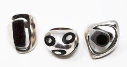 175 - TRES ANILLOS DE DISEÑO EN PLATA Y MADERA
