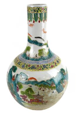 384 - JARRÓN EN PORCELANA CHINA DE MEDIADO DEL S.XX