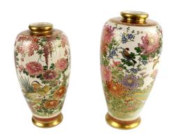 373 - DOS JARRONES JAPONESES EN PORCELANA SATSUMA