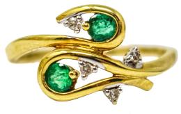 64 - ANILLO CON BRILLANTES Y ESMERALDA