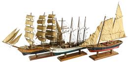 895 - TRES MAQUETAS DE BARCO DEL TERCER CUARTO DE SIGLO XX
