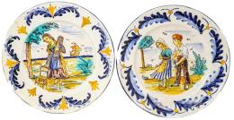 475 - PAREJA DE PLATOS EN CERÁMICA ESMALTADA  SEGUNDA MITAD S.XX