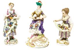 481 - TRES FIGURAS DE PORCELANA CENTROEUROPEA