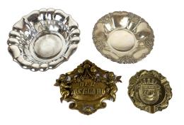 926 - LOTE DE CUATRO PIEZAS DE BRONCE Y METAL PLATEADO