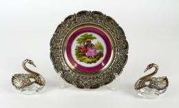 684 - DOS CISNES Y PLATITO EN PORCELANA Y PLATA